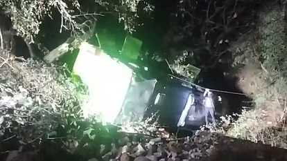 जम्मू-कश्मीर में बड़ा हादसा, 1 की मौत, 17 घायल